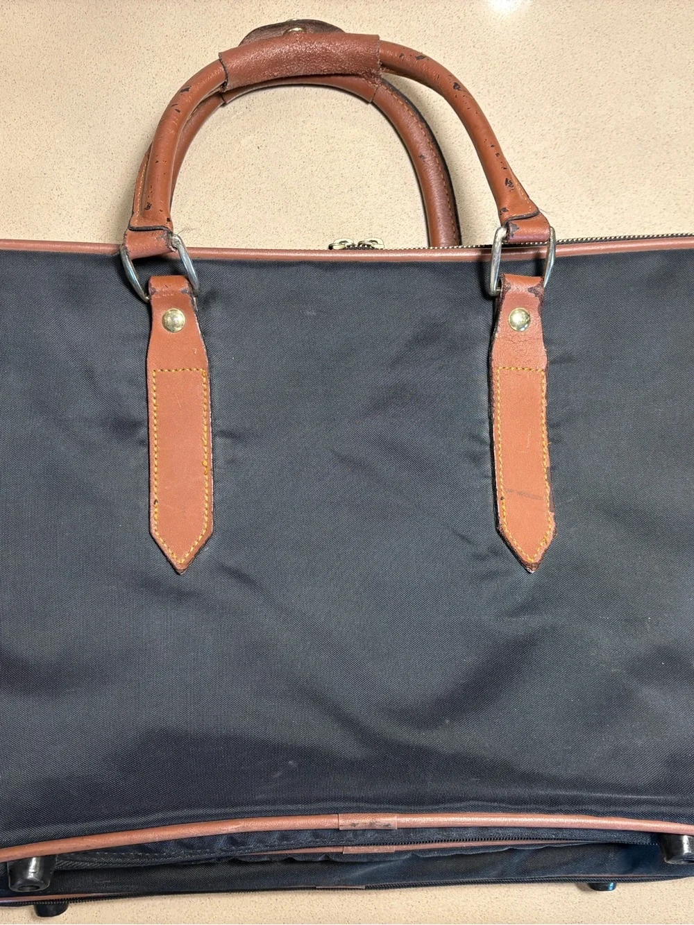 Vintage Lark expandable carry on suite case Black with 3 sections
